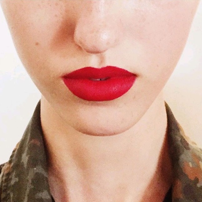 Yadim kétféle Maybelline rúzs segítségével állította elő ezt a különösen élénk vöröset