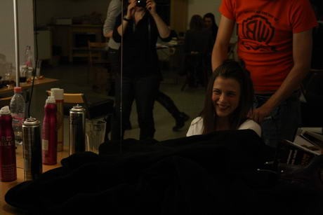 Viktor nemcsak a frizurákat tökéletesítette, de meg is nevettette a lányokat.