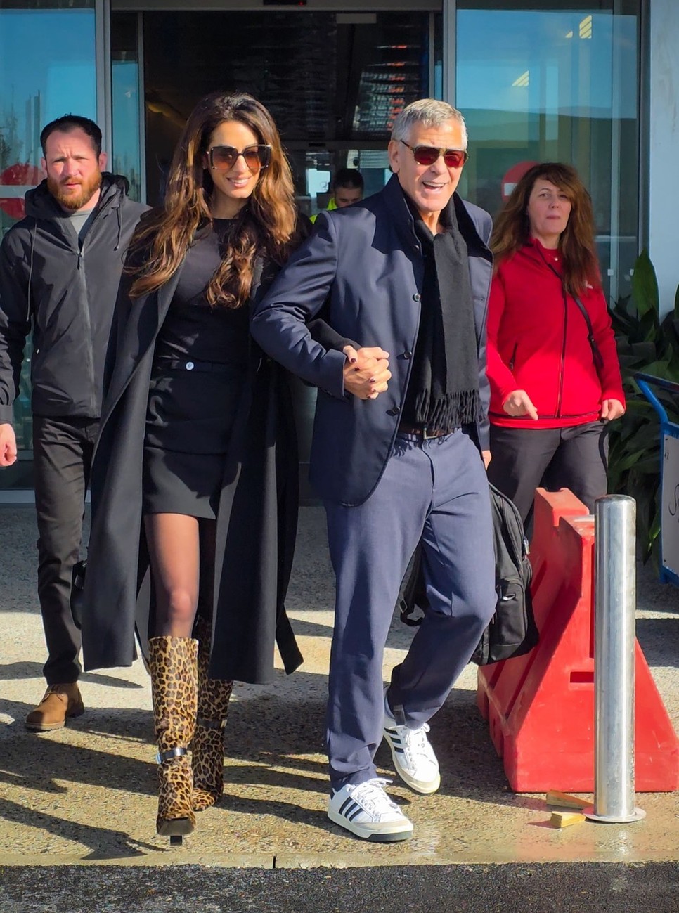 Amal Clooney és George Clooney így érkezett Milánóba