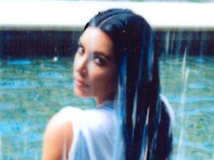 Kim Kardashian ismét mutogatja óriási fenekét, most már tangában is