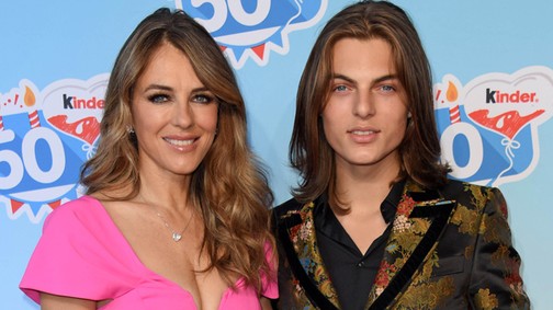 Bizarr: Elizabeth Hurley 17 éves fia átváltozott a saját anyukájává