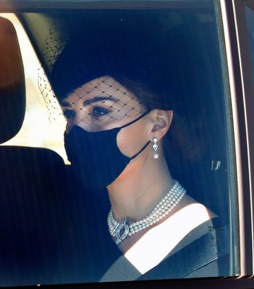 II. Erzsébet királynő egy királyi ékszerésznek adott megbízást, hogy készítse el ezt a négysoros gyöngy- és gyémántkoszorút. A darab Japánból származó gyöngyök felhasználásával, az 1980-as évek elején készült. Katalin hercegné ezt a különleges darabot (többek között) Erzsébet királynő temetésén is viselte. Az értéke: 29 000 dollár. 