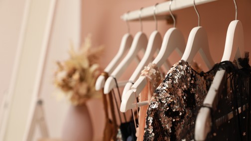 Használt ruhát vásárolni dögösebb, mint valaha, és ezt be is bizonyítjuk