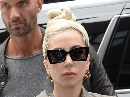 Lady Gaga öltönyoverallja a legelegánsabb dolog, amit ma látni fogsz