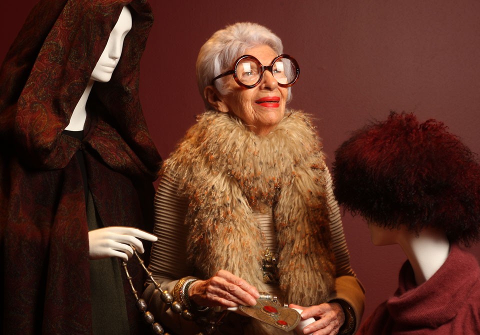  Iris Apfel a stílusát bemutató kiállításon