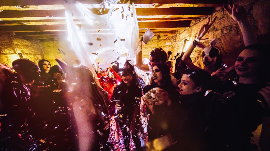 Exkluzív: a hollywoodi sztárok őrületes halloweeni partikon bukkantak fel - Mi is bejutottunk az egyikre