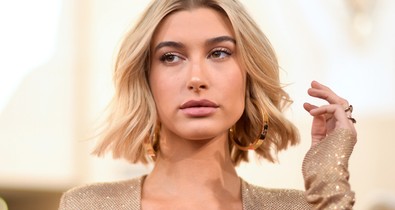 Hailey Bieber haja elképesztően rövid lett és SÖTÉTBARNA