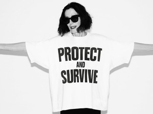 „Nem akarom, hogy ökónak nézzenek ki a ruháim!” - mondja Katharine Hamnett, az aktivista divattervező