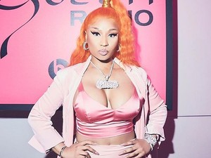 Nagyon kínos! Nicki Minaj ruhája megadta magát, keblei pedig kiugrottak a ruhájából!