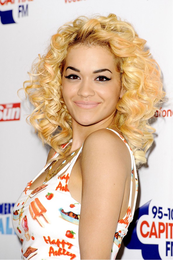 Ez a sárga árnyalat kicsit idegen és természetellenes.