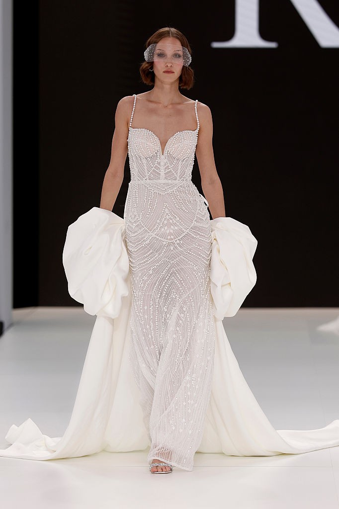 Stólák, köpenyek - Ezek a drámai kiegészítők nagyszerű alternatívái a fátyolnak azok számára, akik a retro eleganciát képviselnék. (Ricca Sposa & Yuliia Lobachova)