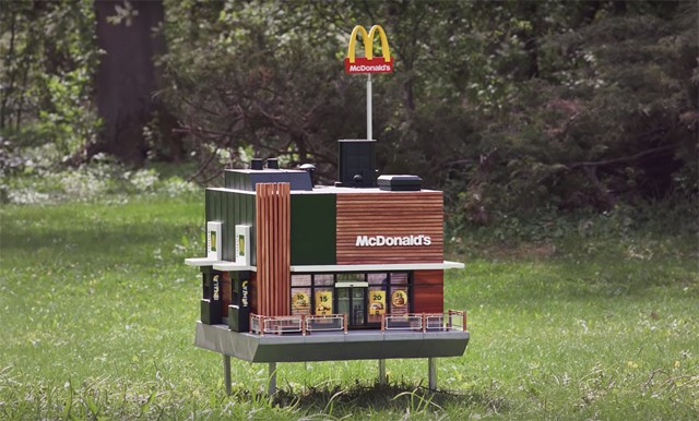 Íme a legkisebb McDonald`s a világon, de nem akárkinek építették