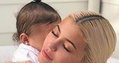 Kylie Jenner és Travis Scott elvitték a kis Stormit egy halloweeni tökfarmra, és a legédesebb képek születtek