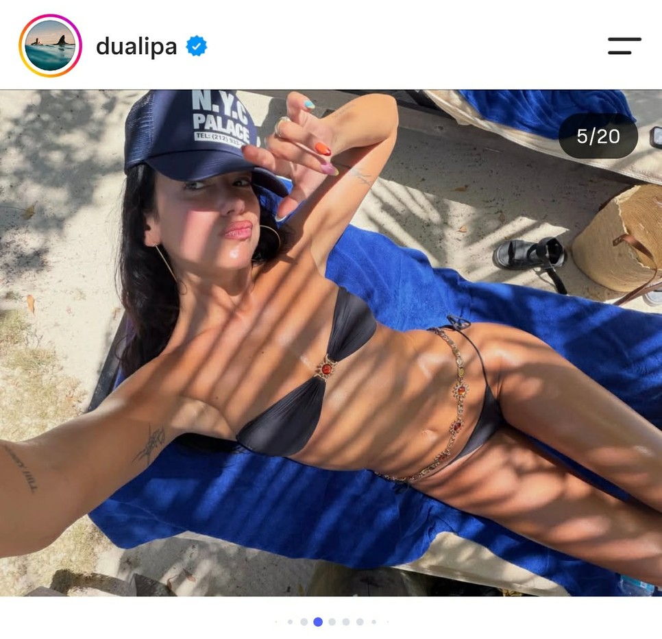 Forró szelfit osztott meg nyaralásáról Dua Lipa