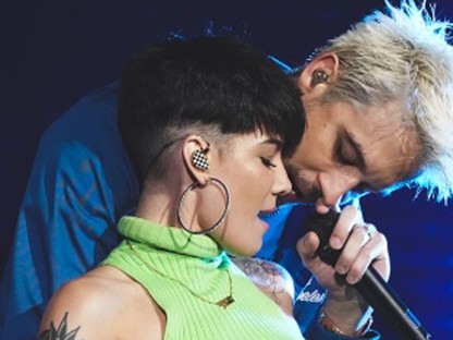 Újra együtt a sztárpár! G-Eazy koncertjén erősítették meg egy csókkal a hírt