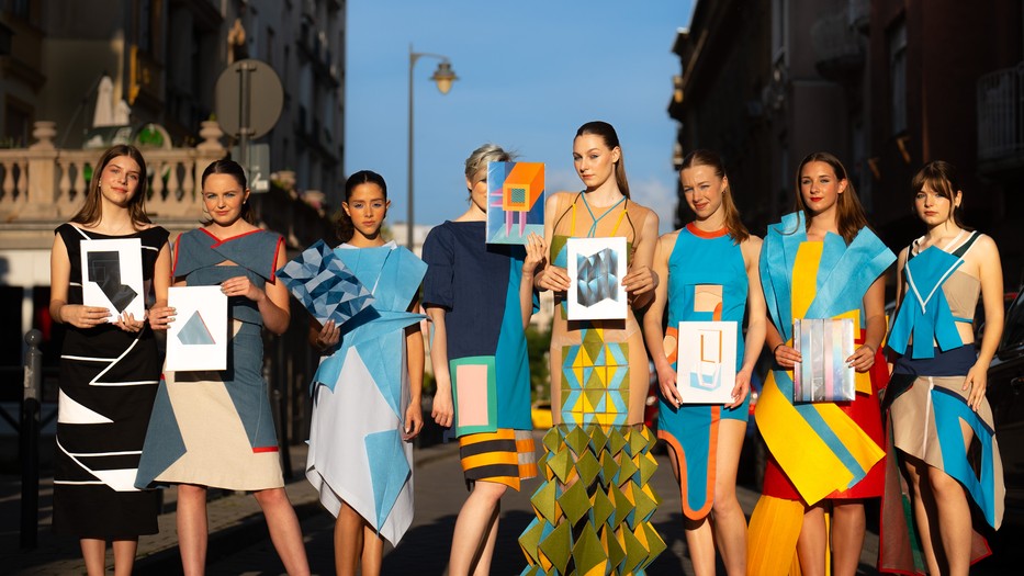 A döntőbe jutott kreációk az őket inspiráló kreációk printjeivel.