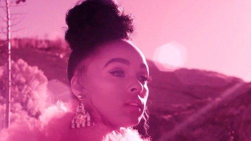 Hatalmas táncoló puncik, kivillanó dús fanszőrzet - itt az év klipje