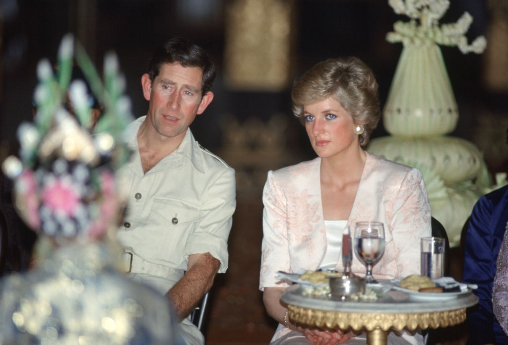 1989 novemberében Károly herceg és Diana hercegné Indonéziában jártak hivatalos úton, de a felszín mögött már komoly repedések jelentek meg a házasságukban. Ebben az évben a hercegné személyesen szembesítette Kamillát, ugyanis tudott a viszonyukról.