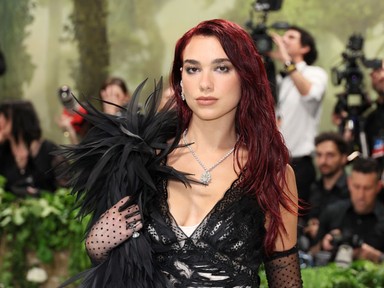 Dua Lipa testét alig takarta valami, Emily Ratajkowski mellbimbót villantott - 10 pucérruha a Met-gáláról