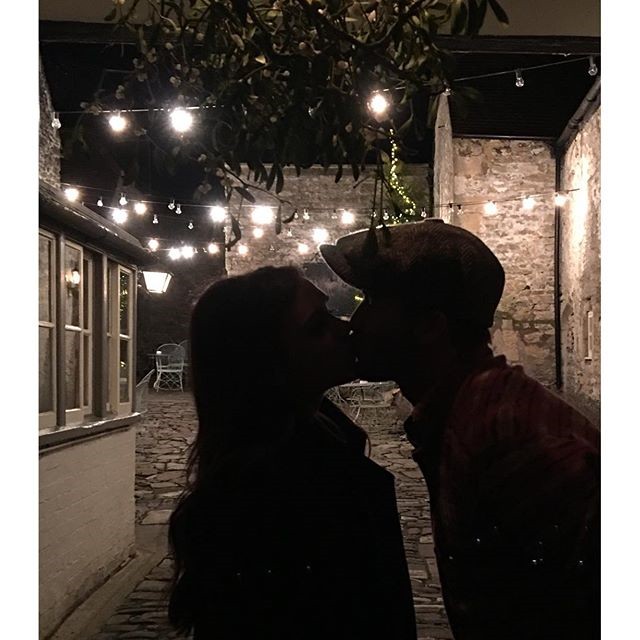 Victoria és David Beckham karácsonyi csókja a fagyöngy alatt.