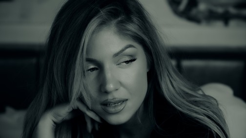 Tolvai Reni nagyon intim, nagyon érzékeny videóklippel tért vissza