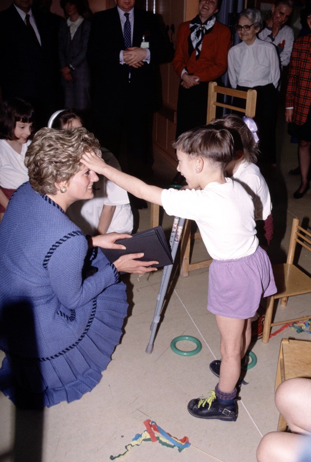 De 1992-ben ismét ellátogatott az intézetbe. 