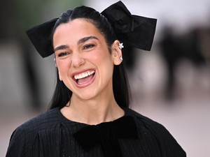 Ez a két szín a legütősebb páros a divatban, nem véletlenül Dua Lipa nagy kedvence