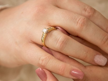 Az új esküvői őrület: eljegyzési gyűrű helyett bőr alá beültethető piercing!