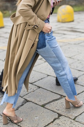 3. A farmer trendek folyamatos változáson mennek keresztül, éppen ezért talán ez az egyetlen olyan módszer, ami megjelenése óta, még soha nem hagyott cserben minket. Ebben a szezonban is népszerű a kopottas, elfoszlott szegély a farmernadrág alján. Ráadásul te is egyszerűen megcsinálhatod - csak rajzold be azt a helyet, ahol el szeretnéd vágni a nadrágot (kétujjnyira a boka fölött tökéletes), és papírvágó ollóval távolítsd el a plusz anyagot. Végül húzz ki néhány szálat a végéből és kész is van.