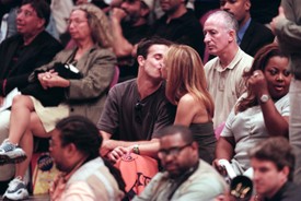 Akár a tinédzserek: Sarah Michelle Gellart és Freddie Prinze Jr.-t 2000-ben egy kosárlabdameccsen kapták lencsevégre összebújva. 