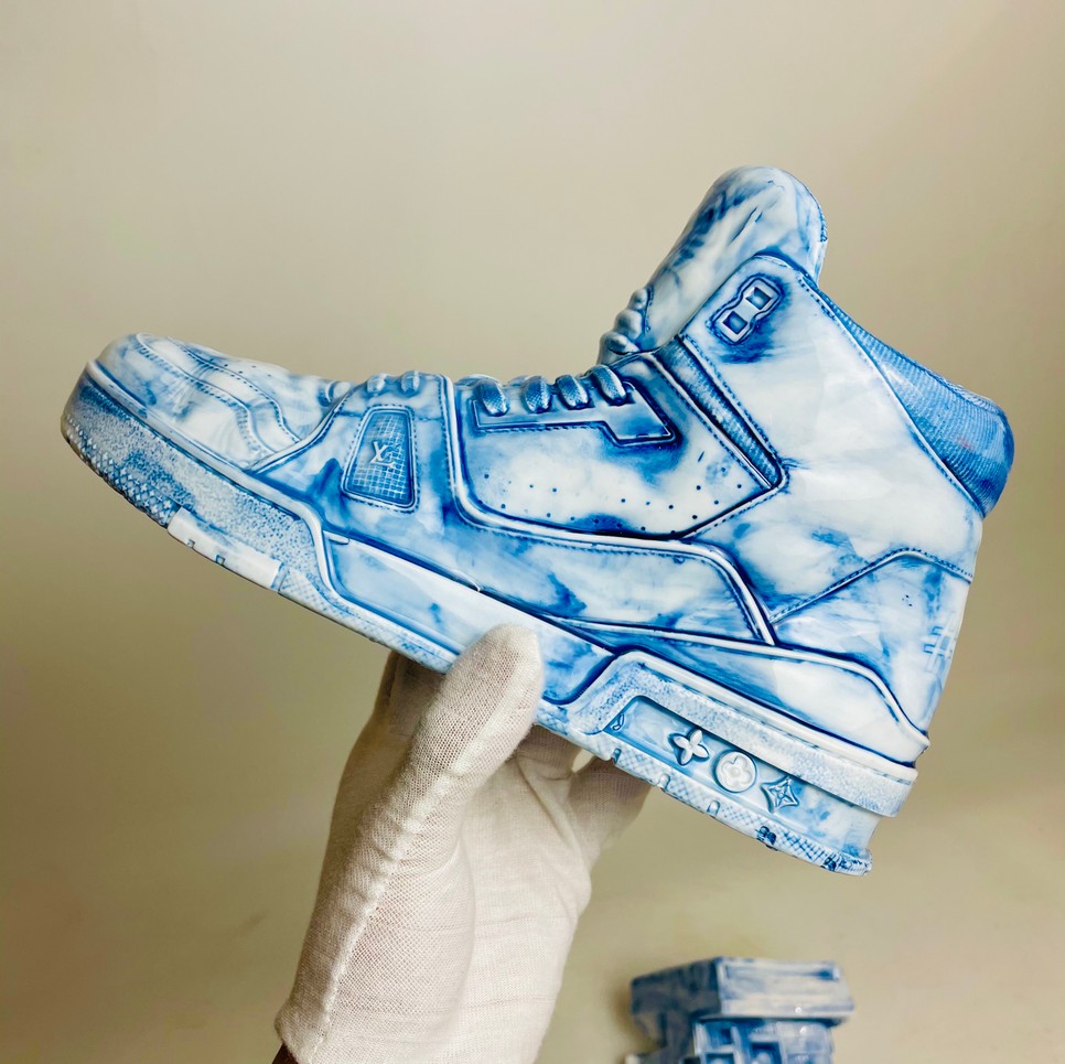 Egy Louis Vuitton sneaker Oversize Guo által porcelánba öntve