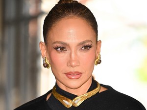 Jennifer Lopez szürreálisan gyönyörű ruhában jelent meg, csoda, hogy nem hagyta el a szoknyáját