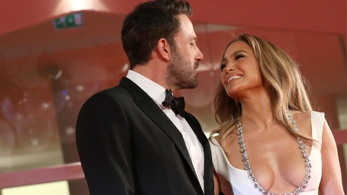 Jennifer Lopez eljegyzési gyűrűje ezt a 3 szót rejti