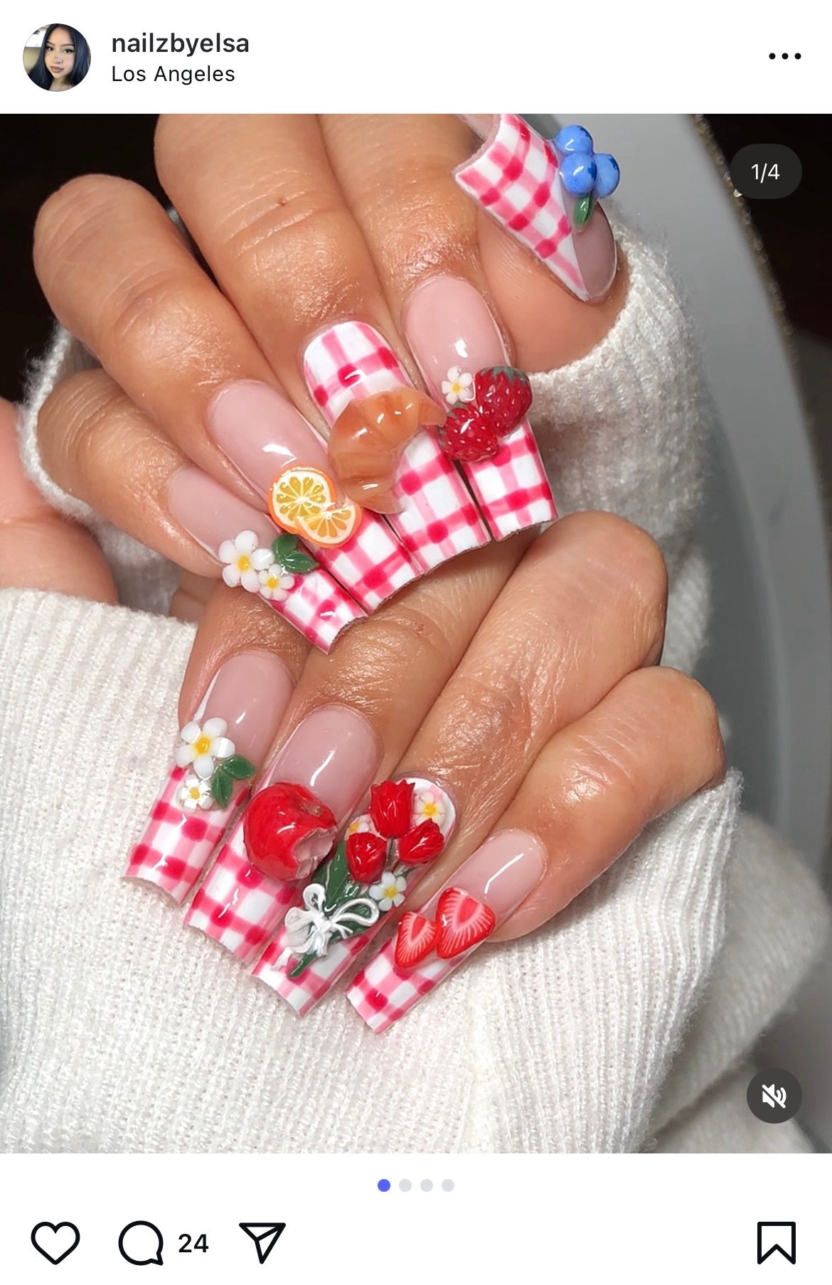 3D-s minta az extravagánsoknak - minden köröm egy kicsit eltér egymástól, így sosem fogod megunni őket, ha rájuk pillantasz. Croissant, gyümölcs, virágok, kockás minta - minden jöhet!