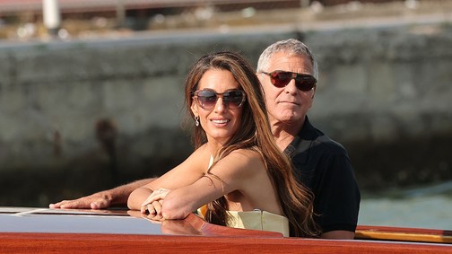 Amal Clooney álomszép ruhában érkezett a Velencei Filmfesztiválra, férjével szerelmesebbek, mint valaha