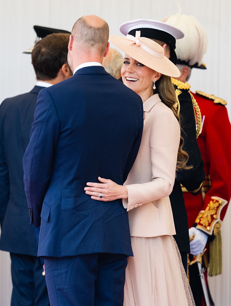 Katalin hercegné és Vilmos herceg kéz a kézben andalogtak