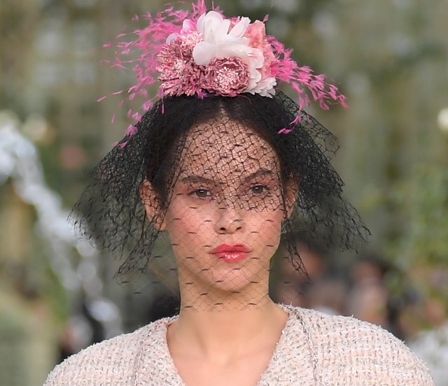 Elképesztő fejdíszek a Chanel bemutatóján! Mutatjuk a kedvenceinket!