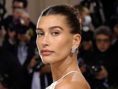 Hailey Bieber egy ikonikus divattörténeti pillanatot idézett meg a Met gálán