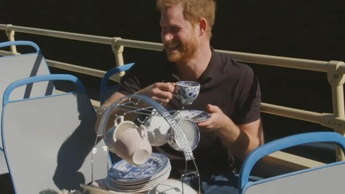 Harry herceg buszra pattant, majd elárulta Archie első szavát és A koronára is reagált