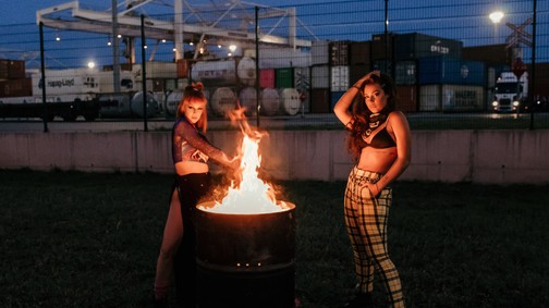 Elszabadul a pokol Dj Yamina és Tóth Andi új közös dalának klipjében