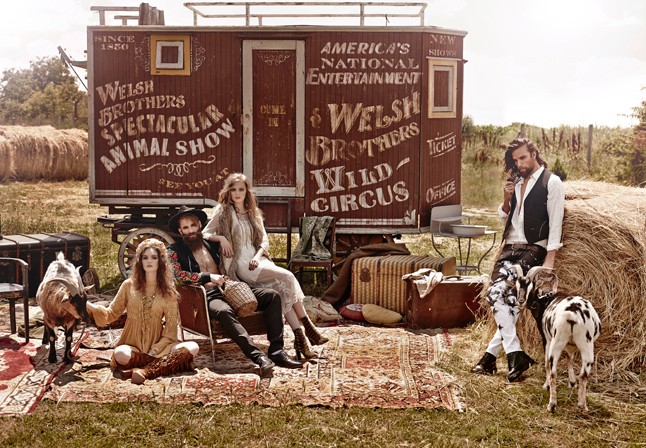 Janette: Csipkebetétes ruha F&F 5900 Ft, Virágos fejdísz ROMANI DESIGN 12 500 Ft, Arany nyaklánc LOUIS VUITTON www.louisvuitton.com, Karkötő TREASURE 22 900 Ft, Rojtos csizma YOOX www.yoox.com. Otari: Hímzett zakó DSQUARED2 - Heaven www.dsquared2.com, Farmer nadrág és öv PEPE JEANS 35 000 Ft, 16 000 Ft, Fekete kalap SCHILLING KOLOS - Madanti 39 000 Ft, Bőrcipő VAGABOND 38 990 Ft. Réka: Műszőrme mellény MARCCAIN www.marccain.com, Csipkeruha H&M 9990 Ft, Nyaklánc ZARA 9995 Ft, Mintás bokacsizma LOUIS VUITTON www.louisvuitton.com. Christian: Gyapjúmellény GAS 33 900 Ft, Festékfoltos pamuting G-STAR RAW 32 900 Ft, Madaras farmernadrág DSQUARED2 www.dsquared2.com, Bőröv PEPE JEANS 13 000 Ft, Bőrbakancs DR.MARTENS 39 900 Ft