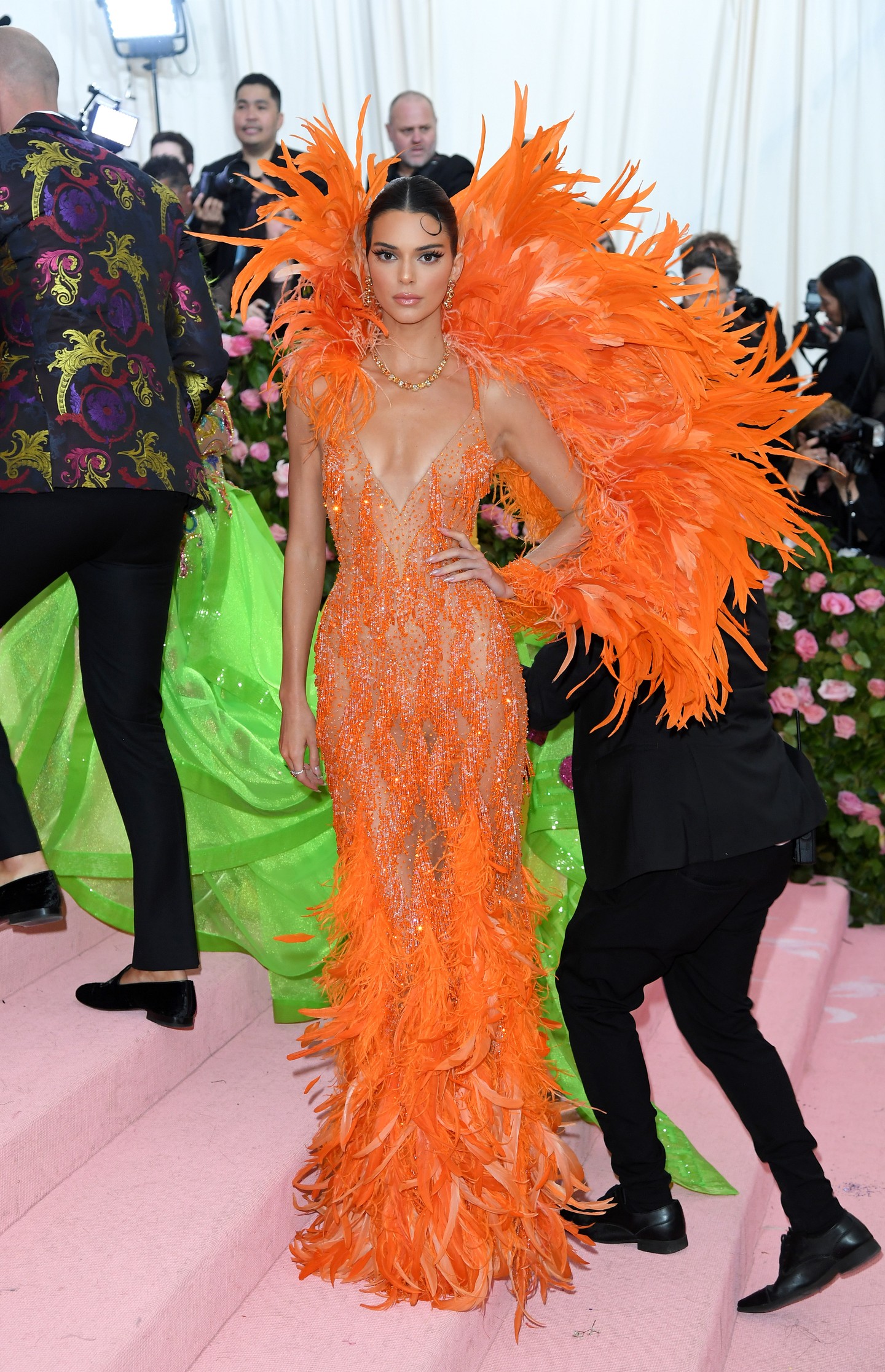 Met gála: Ez a főnixmadárhoz hasonlítható, tollas, narancsszínű Versace kreáció a 2019-es gálán Kendall Jenneren mindenkinek elnyerte a tetszését