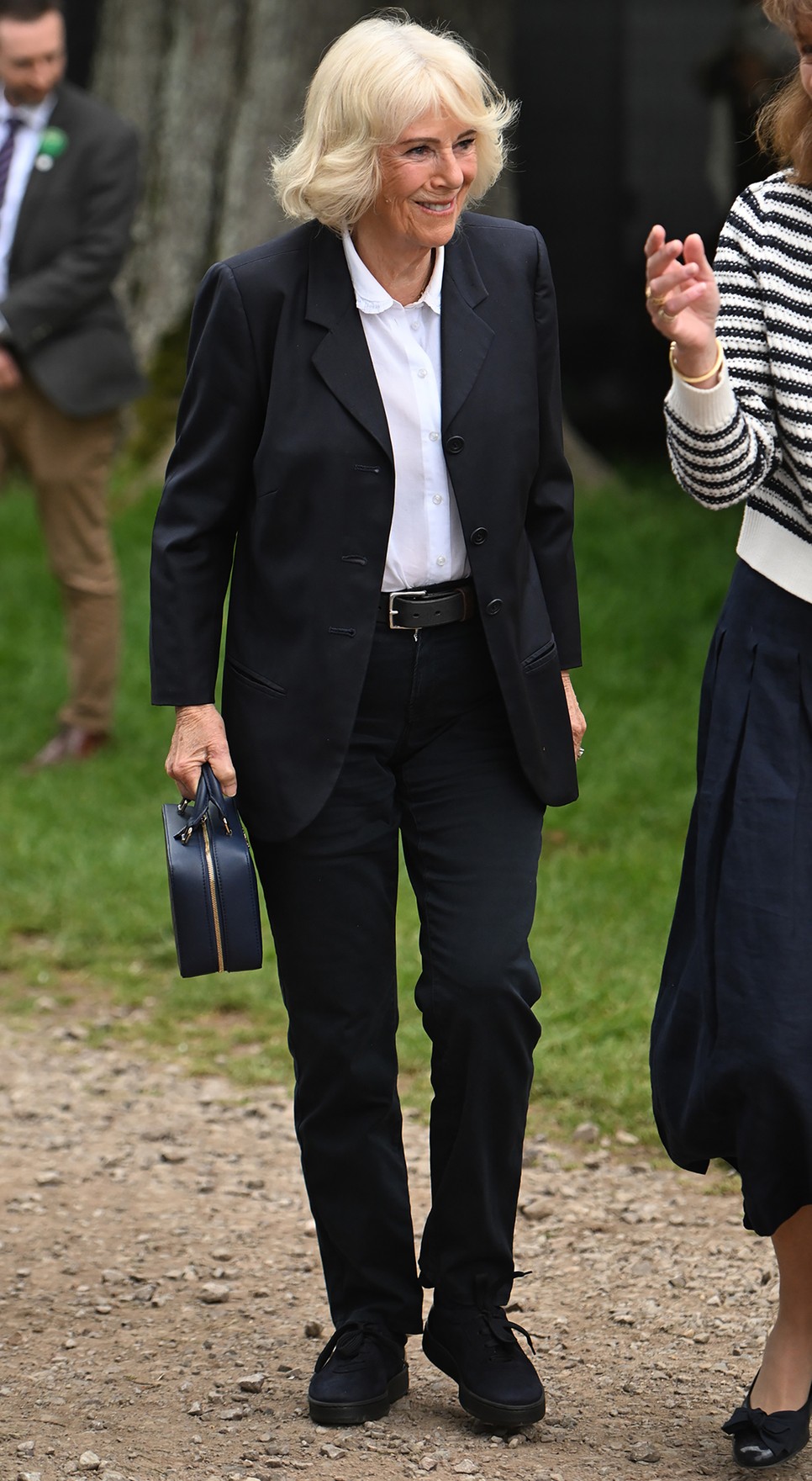 Meglepően jól áll Kamilla királynénak ez a lezserebb öltözet