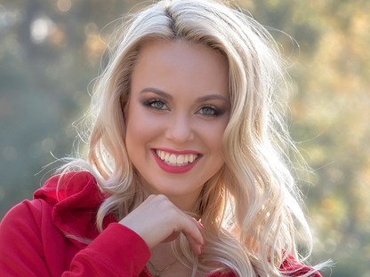 Tökéletesen áll a piros Kiss Virágnak