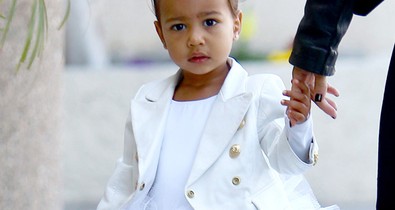 A legcukibb ruhában Kim Kardashian kislánya