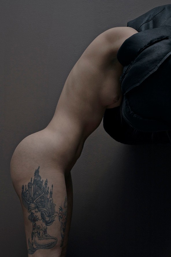 Szakadt harisnyák, szemét, fenékmutogatás és meztelenkedés Kanye West új kollekciójában