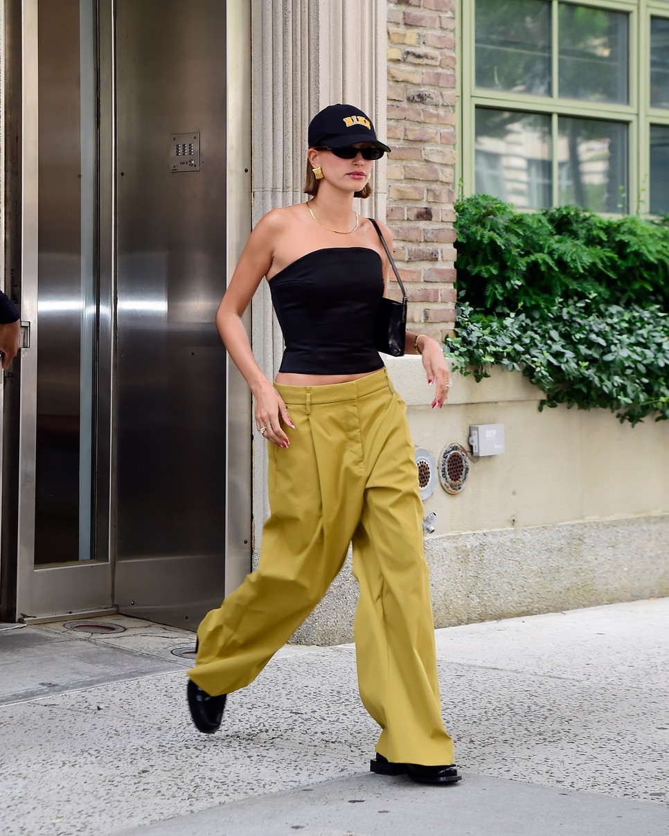 Hailey Bieber mesterien csempészte be ruhatárába az új visszatérőt.