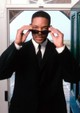  Nagyjából ugyanekkor egy másik konkurens trend is tarolt napszemüveg-divatban. Ezt kétségkívül a Men In Black indította útjára. A filmben Will Smith-ék a Ray-Ban Predator névre keresztelt modelljét viselték, hasonló fazonokból is jutott a diszkókba annak idején jó néhány.