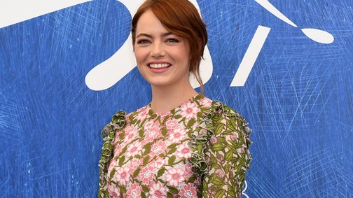 Királynő a vörös szőnyegen! Lenyűgöző Emma Stone Velencében