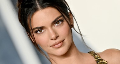 Kendall Jenner mindössze egyetlen hatalmas hajgumit viselt a kifutón
